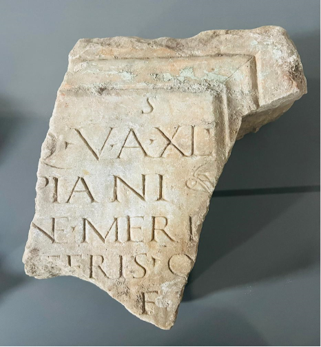 Stelë funerare romake (shekulli II – III CE)