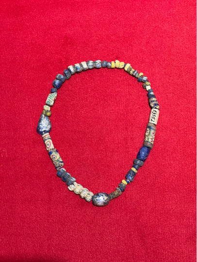 Varëse me rruaza qelqi (shekulli VII – VIII CE)